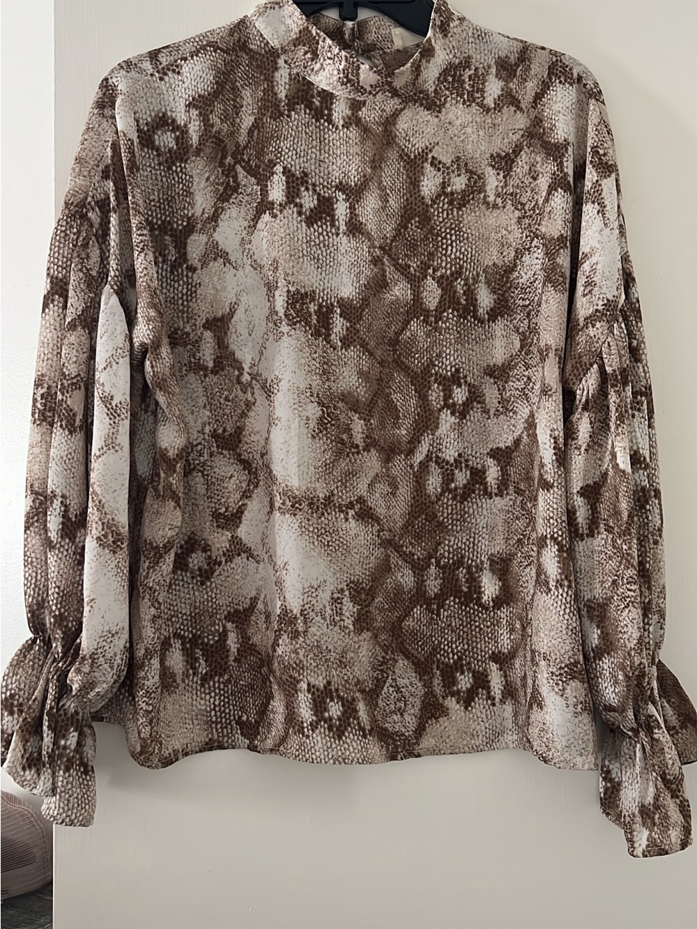 Source Unknown Brown & Cream Snake-Print Tie-Cuff Blouse